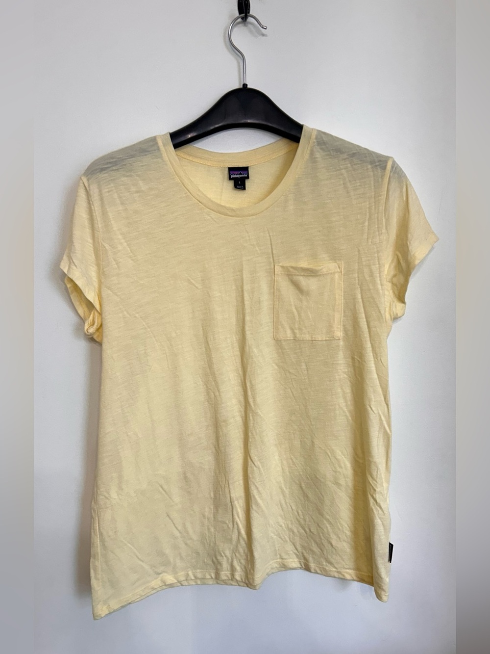 NWOT PATAGONIA TEE WITH FRONT POCKET ORGANIC COTTON BLEND
